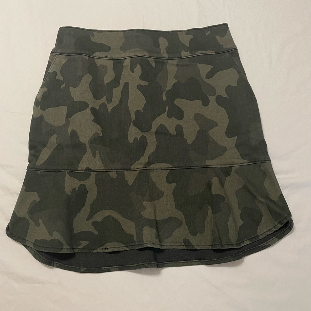 White House Black Market NWT Camo skirt, size 6